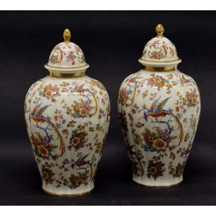 Manifattura tedesca Coppia di vasi con coperchio in porcellana decorata in policromia a fiori e volatili (h cm 27) (difetti)