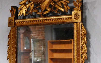 Miroir Louis XVI en bois et stuc doré.