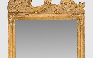 Miroir mural baroque Bois, sculpté, serti et doré. Cadre de miroir profilé rectangulaire haut avec...
