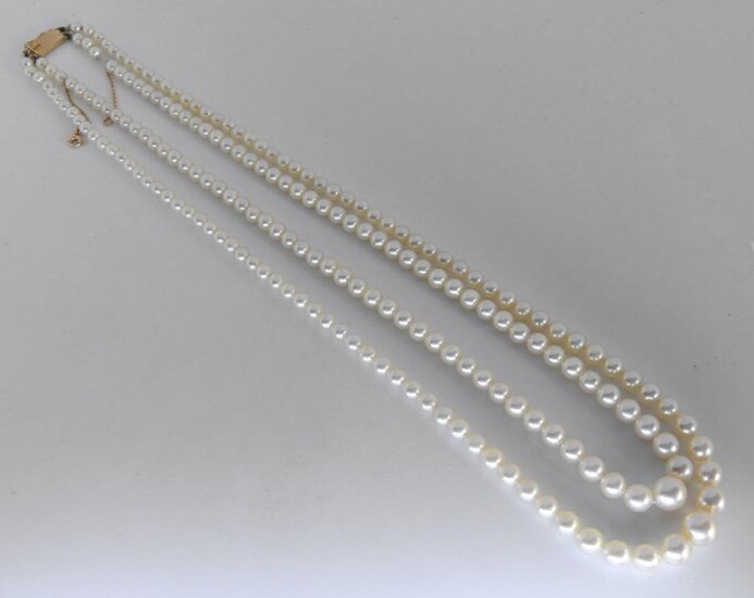 NECKLACE two rows of falling cultured pearls, gold clasp