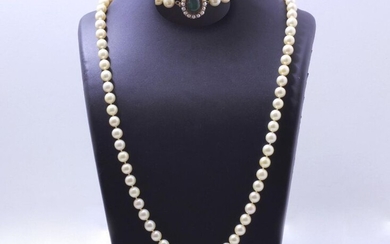 Necklace made of a light fall of cultured pearls of about 8.5 to 8.9 mm decorated with a 750 thousandths gold safety clasp with a green agate surrounded by pearls.