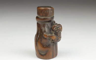 Netsuke / Okimono - 19e s., Japon, bois sculpté, 'moine grimpant', un homme grimpant sur...