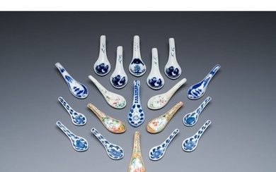 Nineteen Chinese blue, white and famille rose spoons, 19th C...