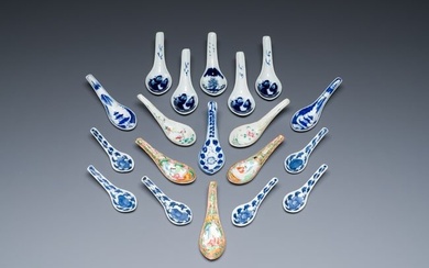 Nineteen Chinese blue, white and famille rose spoons, 19th C.