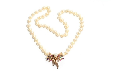 PEARL NECKLACE WITH GOLD PENDANT