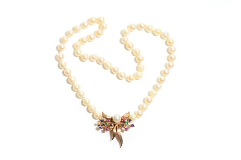 PEARL NECKLACE WITH GOLD PENDANT
