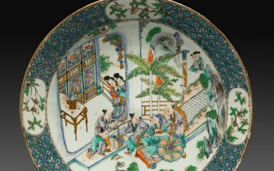 PLAT CIRCULAIRE en porcelaine et émaux famille verte, à décor d'une scène animé par des personnages dans un jardin. (Fêle, usu...