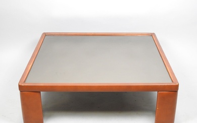 POLTRONA FRAU. Table basse carré en bois et métal, gainée de cuir. Le plateau en...
