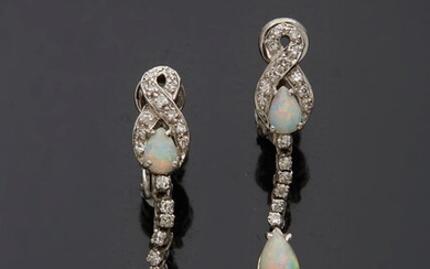 Paire de pendants d’oreilles en or gris 14K 585‰, articulés en chute, parés d’opales piriformes...