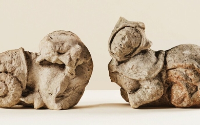 Paire de sculptures en pierre calcaire, fragments,... - Lot 38 - Pierre Bergé & Associés