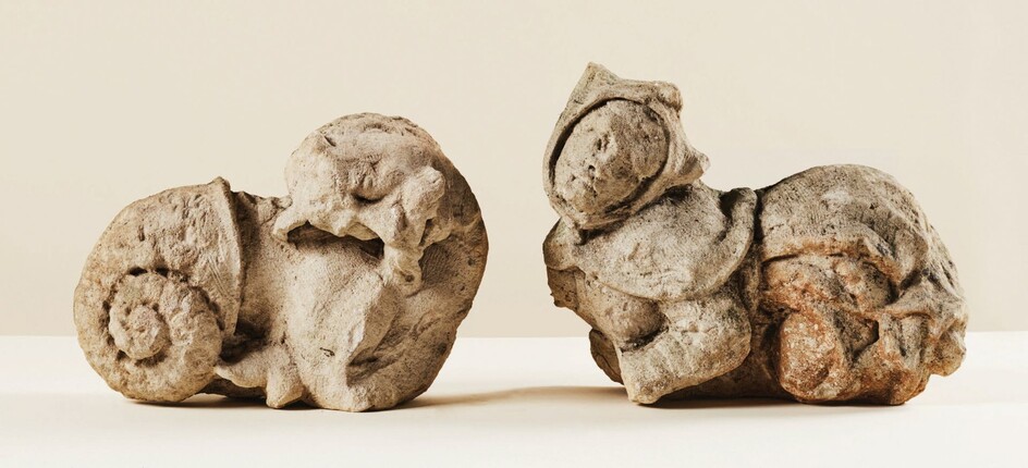 Paire de sculptures en pierre calcaire, fragments,... - Lot 38 - Pierre Bergé & Associés