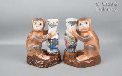 Paire de vase tenus par des singes en porcelaine polychrome Japon XXème siècle Haut :...