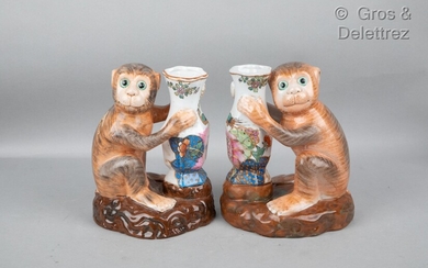 Paire de vase tenus par des singes en porcelaine... - Lot 38 - Gros & Delettrez