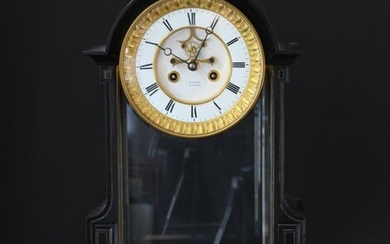 Pendulum clock in black marble, the enamelled dial with brass surround. Mercury balance. Dial signed AVENIER in Chambéry. H : 45 cm ; W : 33 cm ; D : 16 cm (Precisions state : Some chips on the edges of the marble)