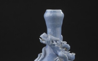 Petit vase en porcelaine monochrome bleue... - Lot 38 - Daguerre
