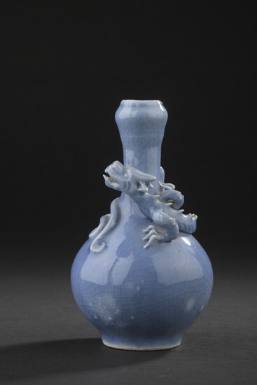 Petit vase en porcelaine monochrome bleue... - Lot 38 - Daguerre