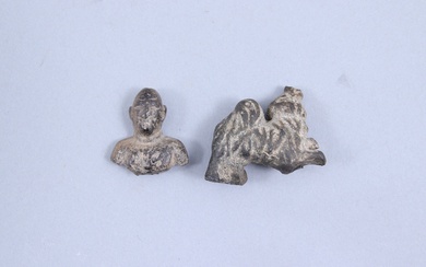 Probablement Smyrne ou ses environs Petit buste de personnage antique en os (?). Haut. 3...