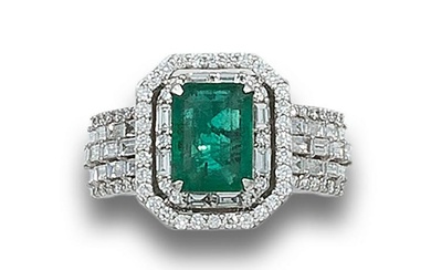 RING, ART DECO STYLE, EMERALD AND DIAMONDS, IN WHITE GOLD