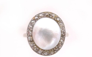 RING in 14K white gold and platinum retaining a fine pearl (not tested) in a 8/8 diamond setting. TDD: 52. Gross weight : 3.90 gr. A diamond, pearl and gold ring.