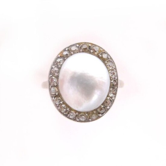 RING in 14K white gold and platinum retaining a fine pearl (not tested) in a 8/8 diamond setting. TDD: 52. Gross weight : 3.90 gr. A diamond, pearl and gold ring.