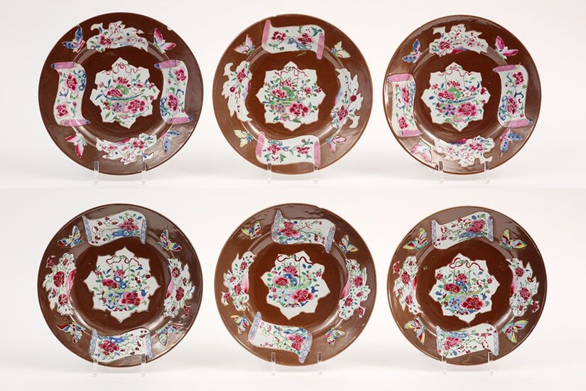 Reeks van zes achttiende eeuwse Chinese borden in "Capucijner" porselein met Famille Rose-decor - diameter...