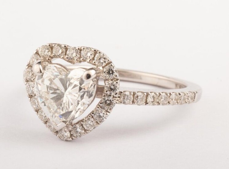 Ring in 18K white gold (750 thousandths) paved with great care with small diamonds for more than 0.40 ct. surrounding a heart shaped diamond of the best colour (D) and a very beautiful purity (VVS2) of 0.89 ct. Privileged witness of a beautiful...