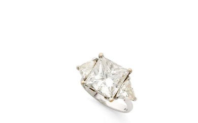 Ring in 18k gray gold (750‰) adorned with a square princess-cut 6,37 carat solitary mount
