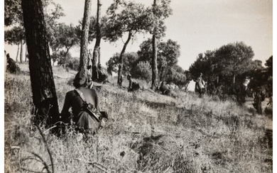 Robert Capa (1913-1954), Sur le front de Tolède (Soldiers under fire, Spanish Civil War) (circa 1936)