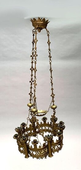 SANCTUARY chandelier, in chased and gilded bronze in neo-gothic style with quatrefoil motifs and crenellations. 19th century period. Height 120 cm. L. 43 cm. The hanging cross is missing. Small restorations, wear and tear, missing the night light.