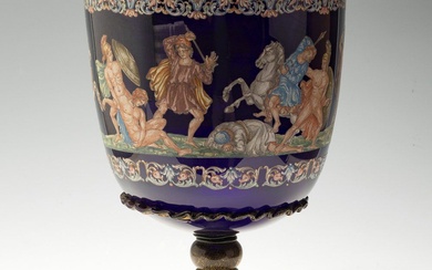 Salviati & Co. Venise, 19e siècle. Grand gobelet à décor néoclassique. Verre soufflé et émail....