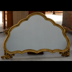 Specchiera di forma mossa con cornice in legno intagliato e dorato (cm 130x85) (difetti e mancanze)