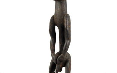 Statue d'ancêtre représentant un homme debout, ASMAT, région du fleuve Lorentz, Indonésie. Bois, patine sombre,...