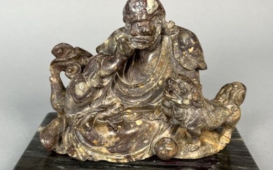 Statuette de luohan en pierre Chine Représenté assis, un chien de Fo et une calebasse...