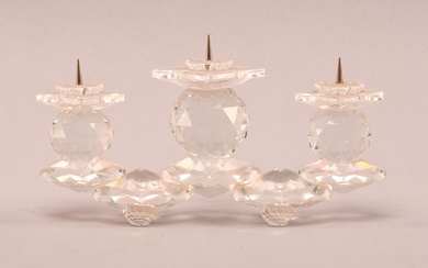 Swarovski Candélabre à trois bougeoirs, en cristal. Une égrenure. Longueur : 22 cm.