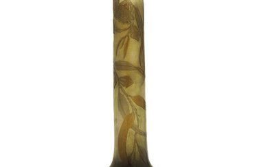 TABLISSEMENTS GALL (1904-1936) Vase en verre multicouche brun sur fond...