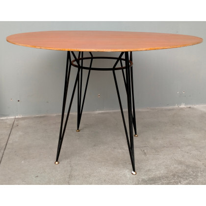 Tavolo con struttura in metallo verniciato nero, piano circolare in legno impiallacciato. Piedini in ottone. Italia, anni '50/'60. (h cm...