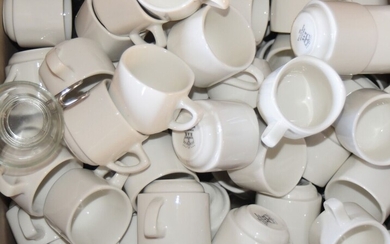 ^ Très grand lot de tasses à café en porcelaine... - Lot 38 - De Baecque et Associés