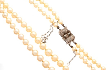 Un collier à deux rangs de perles de culture, datant du milieu du 20e siècle,...