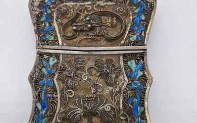 Un porte-cartes en argent émaillé bleu d'exportation chinoise, travail en filigrane représentant des dragons.