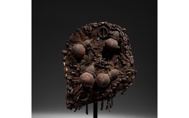 Une ancienne coiffe cérémonielle d’un officiant vaudou, richement ornée de petites calebasses, de cauris et...