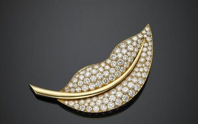 VAN CLEEF & ARPELS Yellow gold diamond leaf brooch in
