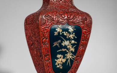 Vase quadrangulaire sur tablette quadripode en laque cinabre décoré...