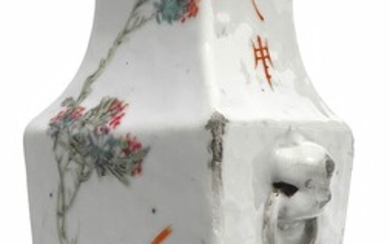 Vaso cinese bianco con fiori, uccelli calligrafia e sigillo, Cina. H cm 22