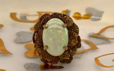 Vintage 14 karat gold oval Opal ladies ring