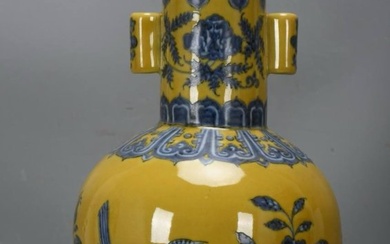 Xuande blue and white filled with yellow Guaner flower and bird vases