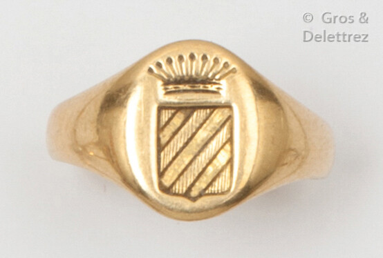 Yellow gold "Chevalière" ring, engraved with a coat of arms under a count's crown. Finger size : 55. P. 4,8g