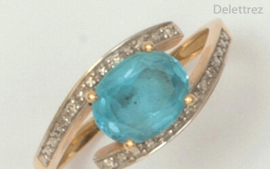 Yellow gold ring set with a blue topaz...