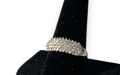 10kt White Gold and Diamonds Ring