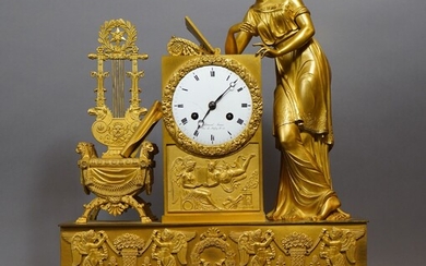 139- Pendule en bronze doré Allégorie de la Musique à décor d'une musicienne drapée et...