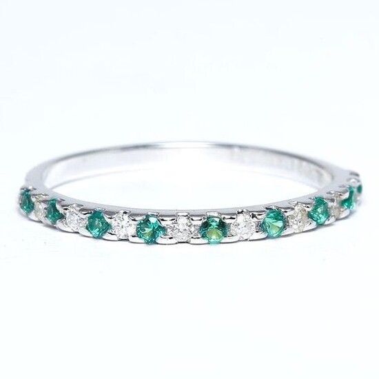 14 K / 585 White Gold Diamond and Emerald Band Ring Set